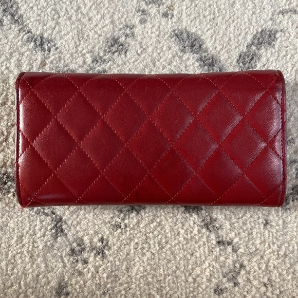 CHANEL red quilted lambskin continental wallet - Picture 6 of 11